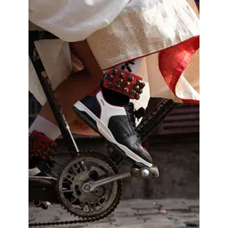 7-10 Men Textured PU Sneakers