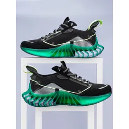 Atom Men Striped Contrast Sole Sneakers