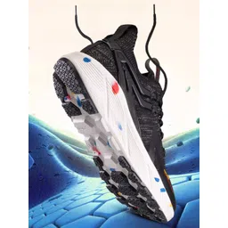 Atom Men Ultra Flight Lace-Up Running Shoes