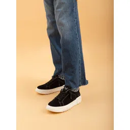 Big Fox Men Woven Design Sneakers