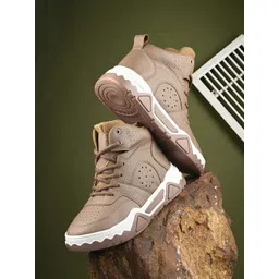 BIZZARO Men Textured Round Toe Chelsea Boots