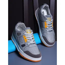 Calcetto Men Colourblocked Sneakers