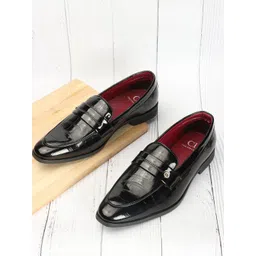 Carlton London Men Textured Lightweight Slip-On Shoes