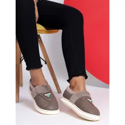 CASSIEY Slip on Casual Shoes
