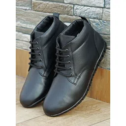 Celtic Men Textured Round Toe Leather Boots
