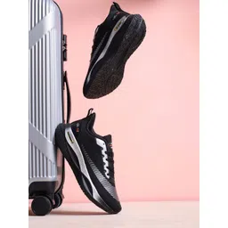 Columbus Men Round Toe Sneakers