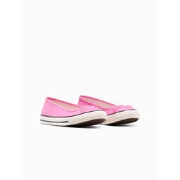 Converse Women Colourblocked Canvas Slip-On Sneakers