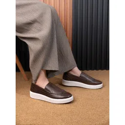 DressBerry Brown Women Round Toe Lightweight Slip-On Sneakers