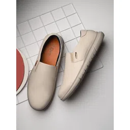 Egoss Men Textured Comfort Insole Contrast Sole Leather Slip-On Sneakers