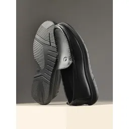 Egoss Men Textured Round Toe Comfort Insole Leather Slip-On Sneakers