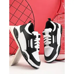 Fashion Victim Men Colourblocked Sneakers