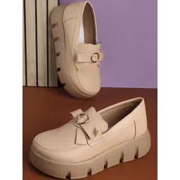 FEET RUNNER Women Beige Sneakers