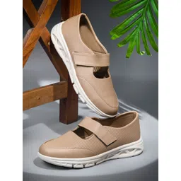 Froh Feet Women Textured Sneakers