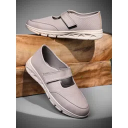 Froh Feet Women Textured Sneakers