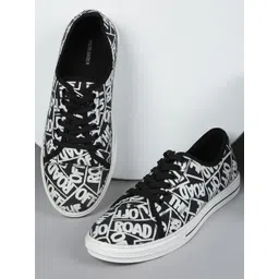 HIGHLANDER Men Black & White Printed Sneakers