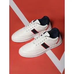 HIGHLANDER Men colourblocked Sneakers With Side Taping Detail