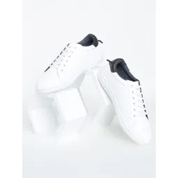 HIGHLANDER Men White Sneakers