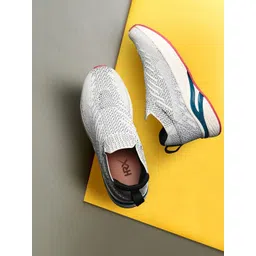 HRX by Hrithik Roshan Women Textured Walking Shoes