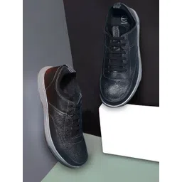 Hush Puppies Men Textured Round Toe Leather Sneakers