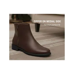 KRAASA Mid-Top Pointed-Toe Chelsea Boots