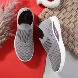 Men Casual Shoes Lightweight Flyknit Upper Slip on Shoes Sneakers For Women
