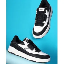 Men Colourblock Lace-Up Sneakers