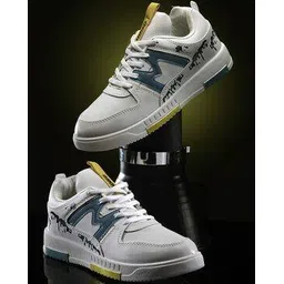 Men Round-Toe Sneakers with Lace Fastening