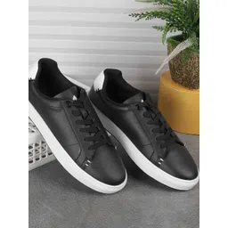 Metro Men Sneakers