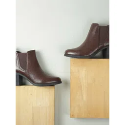 Metro Women Textured Chelsea Boots