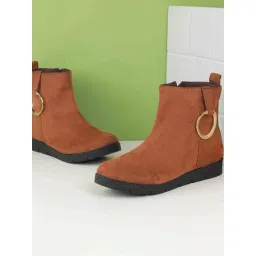 Mochi Women's Tan Chelsea Boots