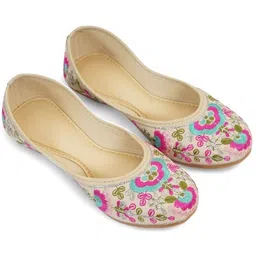 NW-DFR_195 Casuals For Women