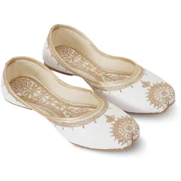 NW-DFR_256 Casuals For Women