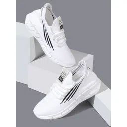 RapidBox Men Textured Mesh Sneakers