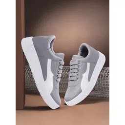 RealToes Women Sneakers