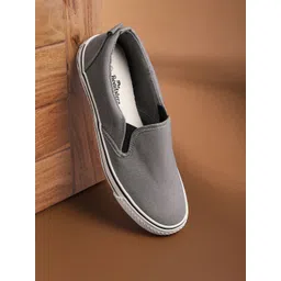 Roadster Men Grey Solid Sneakers