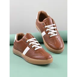 Roadster Men Textured Lightweight Comfort Insole Contrast Sole Sneakers