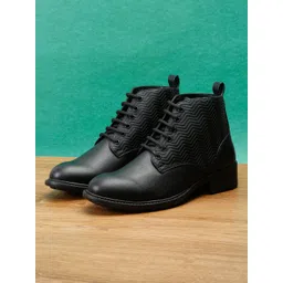 Roadster Women Black Textured Boots