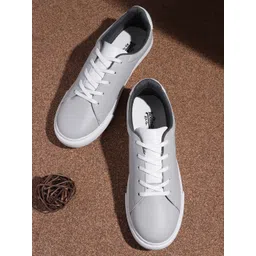 Roadster Women Round Toe Sneakers