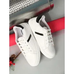 Roadster Women Sneakers