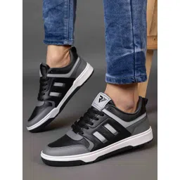 RUN SEVEN Men Perforations Lace Up Sneakers