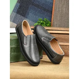 San Frissco Men Lightweight Slip-On Sneakers