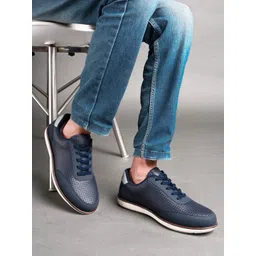 San Frissco Men Perforations Sneakers