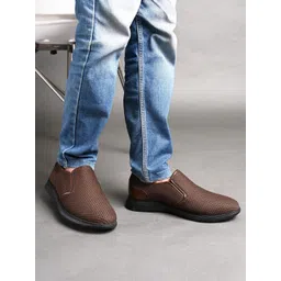 San Frissco Men Round Toe Slip-On Sneakers