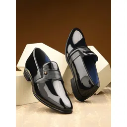 San Frissco Men Textured Loafers