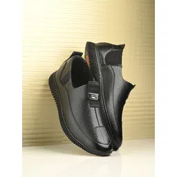 SERVER Men Slip-On Sneakers