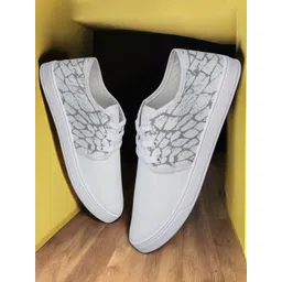 Spotwalk Men Printed Sneakers