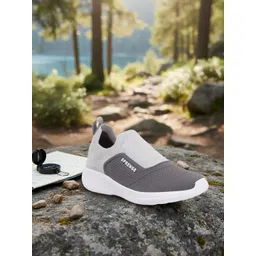 SPRENGE Men Colourblocked Slip-On Sneakers