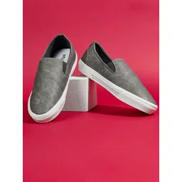 Styli Men Round Toe Slip-On Sneakers