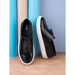 Styli Men Textured Tasseled Detail Comfort Insole Contrast Sole Slip-On Sneakers