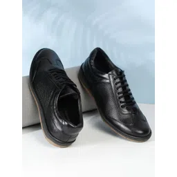 Teakwood Leathers Men Textured Leather Round Toe Sneakers